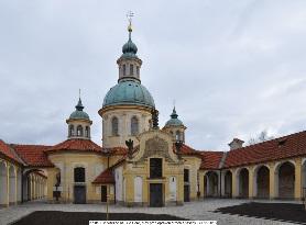 029C Poutní kostel Panny Marie Vítězné na Bílé Hoře, Karlovarská 3/6, Praha 17, k.ú. Řepy 1. priorita: oprava střešní krytiny, klempířských prvků a hromosvodu na kostele, 2.