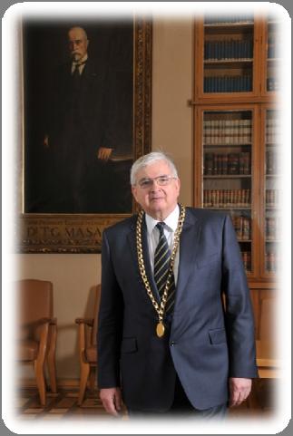 ÚVODNÍ SLOVO DĚKANA 3. LF UK Rok po roce, závěrečná zpráva po závěreční zprávě. Zpravidla koncem března předkládají fakulty naší univerzity závěrečné zprávy.