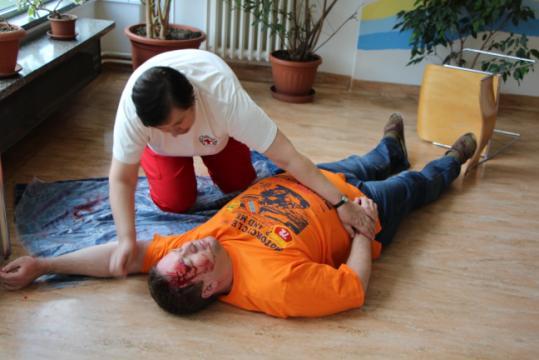 na figurantech 9 poranění.
