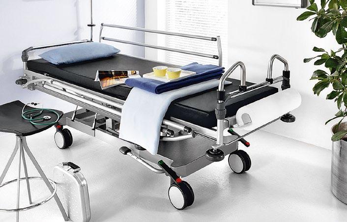 Mezi základní výhody patří ergonomicky tvarované madlo pro manipulaci, rentgenovatelná 4dílná ložná plocha, TR 12 a kolejnice na příslušenství.