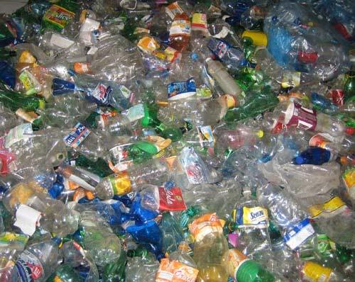 Rozkladajú sa nekonečne dlho Je možné ich recyklovať topením m alebo použit itím rozpúš úšťadiel Tvoria 7% hmotnosti, ale aža 45% objemu KO PETE (1) spracovaný na umelé vlákna PVC (3) metóda Vinyloop