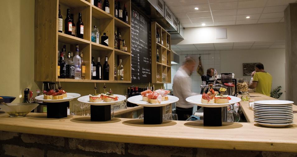 01 VINNÉ BARY A RESTAURACE TRAPAS BAR (Moravské náměstí 13) Elegantní a prostorově čistý bar kousek od centra města. Inspirací tomuto podniku byly španělské tapas bary a tomu odpovídá i nabídka.