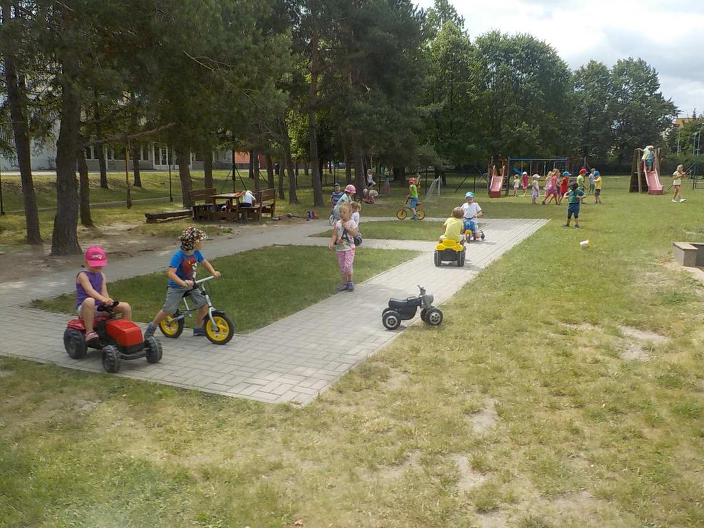 zaměstnanci jsou kvalifikováni. Činnosti nabízené dětem jsou pestré, bohaté a respektují potřeby dětí. MŠ spolupracuje se ZŠ, DDM, ZUŠ. Dobrá je i spolupráce s rodiči při zajišťování výchovné práce.