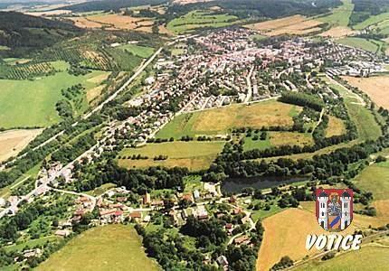 2 ANALYTICKÁ ČÁST 2.1 Všeobecné informace - stručná charakteristika města Město Votice se nachází ve Středočeském kraji, 59 km jižně od Prahy, 18 km jižně od Benešova a 3 km severně od Tábora.