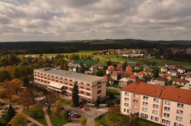 2 ANALYTICKÁ ČÁST 2.1 Všeobecné informace - stručná charakteristika města Město Sezimovo Ústí se nachází 4 km jižně od Tábora na soutoku Kozského potoka a Lužnice.