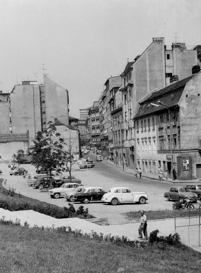 Parkování v Brně / úvod Parkování v Brně / úvod Fotografie z roku 1964 ukazuje tehdejší obsazenost automobily na ulici Veselá.