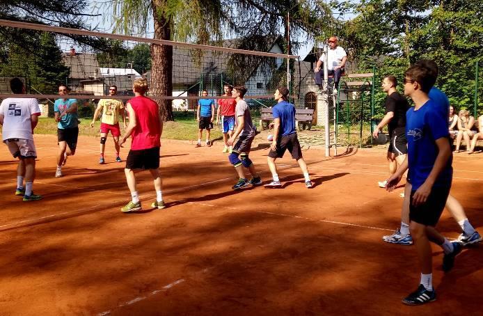 VÝZNAMNÉ VÝROČÍ U příležitosti 65. let výročí vzniku sportovních oddílů v Raškovicích, včetně volejbalu, byli pozváni v sobotu 18.