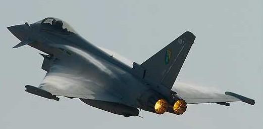 Británie se snaží zvrátit rozhodnutí Indie nakoupit francouzské stíhačky Rafale místo strojů Eurofighter Typhoon.