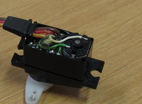 A také možnost odpojení napětí od motoru po najetí do koncové polohy. Oba parametry se dají při objednání měnit. Zpožděné připojení na zdroje je volitelné od 0.3s až do 10s.