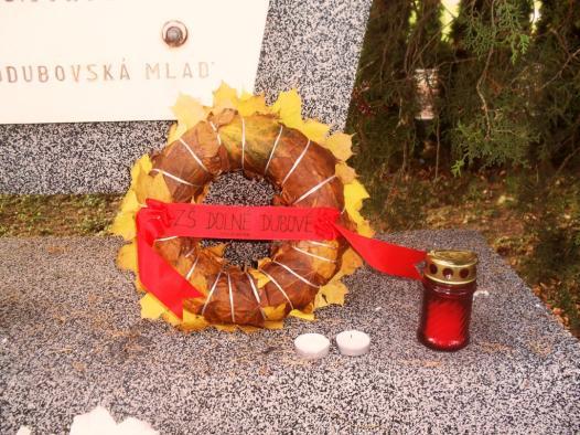 im spomienky, symbolicky zapáliť sviečky.