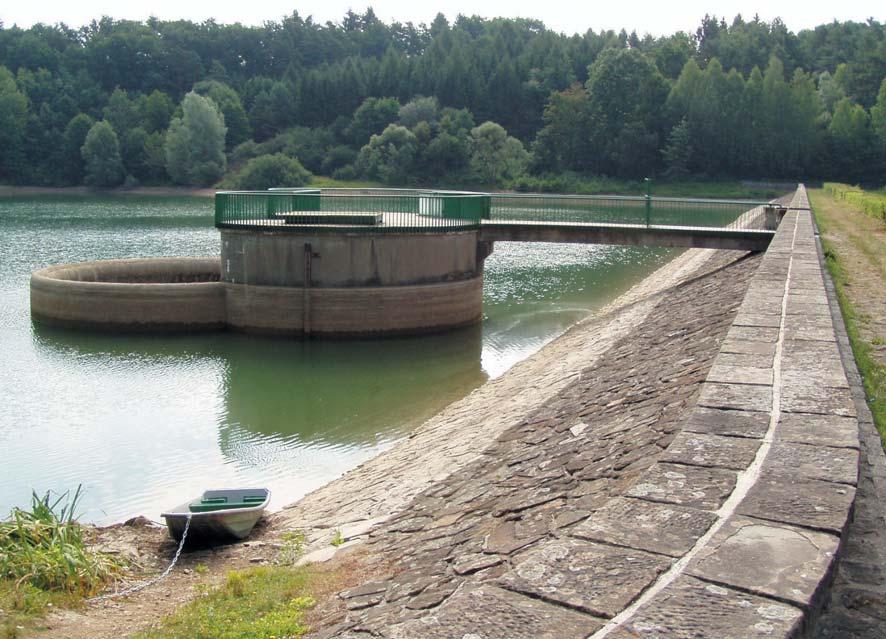 INVESTIČNÍ VÝSTAVBA Struktura investičních výdajů ( v tis. Kč ) 2001 2002 2003 2004 stavební práce vč. technologie a proj.