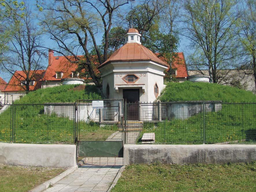 Způsob odpisování: Při odpisování dlouhodobého majetku účetní jednotka vychází ze schváleného odpisového plánu na účetní období 2004.