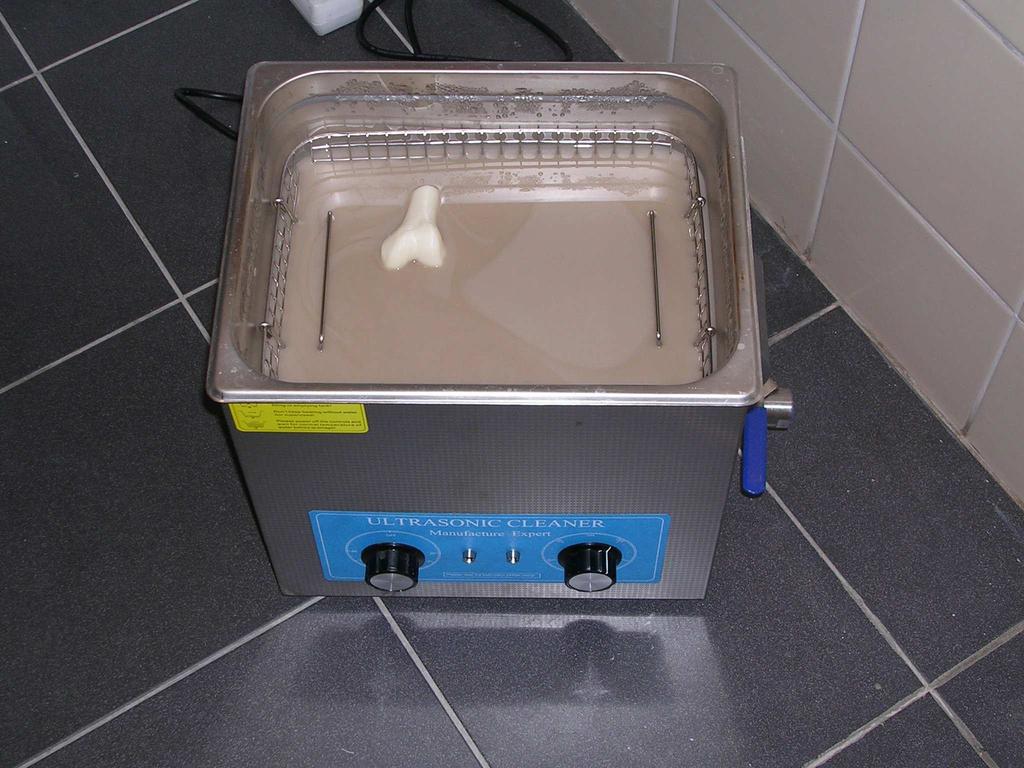 větší součástky, jako jsou karburátory, desky elektroniky,