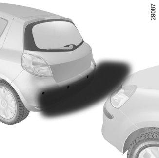 POMOCNÝ PARKOVACÍ SYSTÉM (1/2) Funkční princip Ultrazvukové detektory umístěné v zadním nárazníku vozidla měří při couvání vzdálenost mezi vozidlem a překážkou.