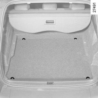 U některých typů vozidel je třeba připevnit na dvě oka síťku pro upevnění zavazadel k zemi, umístěnou v úložném prostoru pod sedadlem spolujezdce.