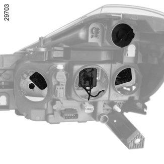 Pomocné světlo do zatáčky Z důvodu omezeného přístupu k němu (v některých případech je nutné demontovat některé části karoserie, mechanické díly nebo součásti) Vám doporučujeme nechávat si vyměnit