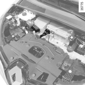 ELEKTROMOBIL: úvod (4/5) A 6 Symbol A označuje elektrické prvky vášho vozidla, ktoré môžu predstavovať ohrozenie vašej bezpečnosti.