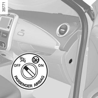 BEZPEČNOSŤ DETÍ: deaktivácia/aktivácia airbagu spolujazdca (1/3) 1 2 Vypnutie airbag pre spolujazdca vpredu Pred inštaláciou detskej sedačky na sedadlo spolujazdca vpredu: overte si, či sa vaša