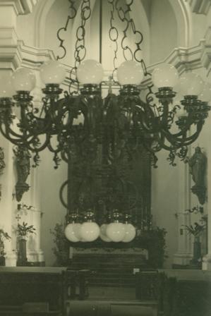 Výroba lustru do kostela Nejsvětější Trojice V roce 1940 vykovali žáci na Stavební průmyslové škole (oddělení ocelové