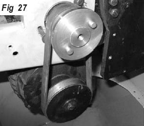 ÚDRŽBA Napnutí / Výměna řemene Řemen pohonu Stroj nejprve odpojte od přívodu elektrického proudu. Pilový kotouč dejte do polohy 0, tzn. pilový kotouč je v úhlu 90 vůči stolu.