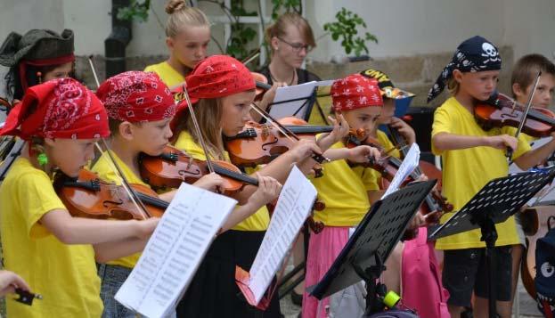 Mládek Prachovské skály Malý orchestr účastníků MLHK2017 + Sbor účastníků MLHK2017 Sicilská národní píseň Santa Lucia Smyčcový kvartet - P.Šporcla + sólo zpěv Česká lidová z Klatovska (úpr. J.
