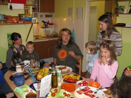 Mateřské centrum Klub Ratolest z Blanska se nechalo inspirovat svátkem Den matek a uspořádalo při jeho příleţitosti jeho oslavu.