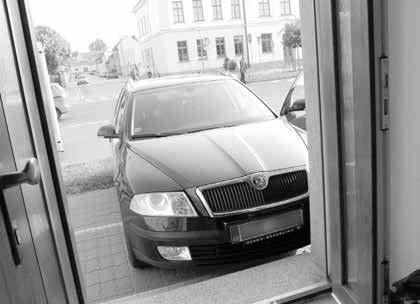 Hasiči totiž vysvobozovali z hořícího bytu ve čtvrtém patře panelového domu přiotrávené majitele, jeden byl na invalidním vozíku. Obavy lidí ale byly zbytečné, všechno bylo jen cvičení.