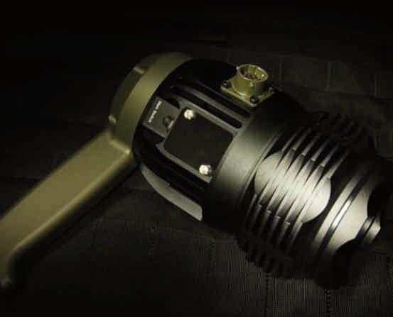 rýchlu idetntifikáciu cieľa vo vzdialenosti, ktorá bola doteraz nedosiahnuteľná. Obsahuje Xenon-Metal (MPXL) výbojku s max.