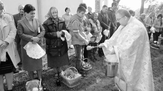 VELIKONOČNÍ SVÁTKY V KOROLEVĚ (UKRAJINA) Stejně jako to bývá v římskokatolickém obřadu, i u nás řeckokatolíků se na Velikonoce připravujeme časem 40denní postní doby, která začíná Syropostní nedělí a