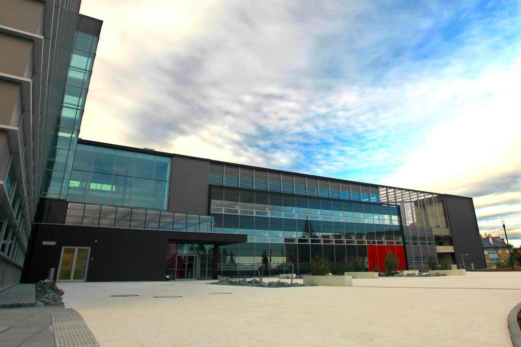 2.6 Věková kvalifikační struktura akademických pracovníků v roce 2017 Kategorie 20-29 30-39 40-49 50-59 60-69 70-99 profesoři - - 4 19 15 8 docenti - 7 23 18 20 10 odborní asistenti 8 122 94 51 23 2