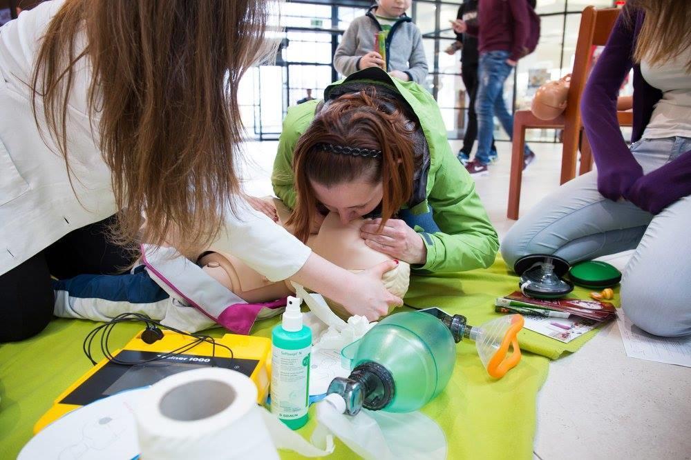 9.3 IFMSA CZ Olomouc Základním posláním IFMSA (International Federation of Medical Students Associations) je prohloubit mezinárodní spolupráci mezi studenty medicíny s cílem zlepšit jejich schopnosti