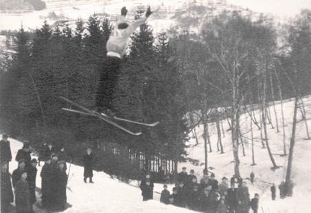 V období protektorátu vyrůstalo v našem městě mnoho mladých sportovců, mezi ně patřili i tři věrní kamarádi Láďa Doležal, Jarda Pospíchal (studující, narozen 10. 2.