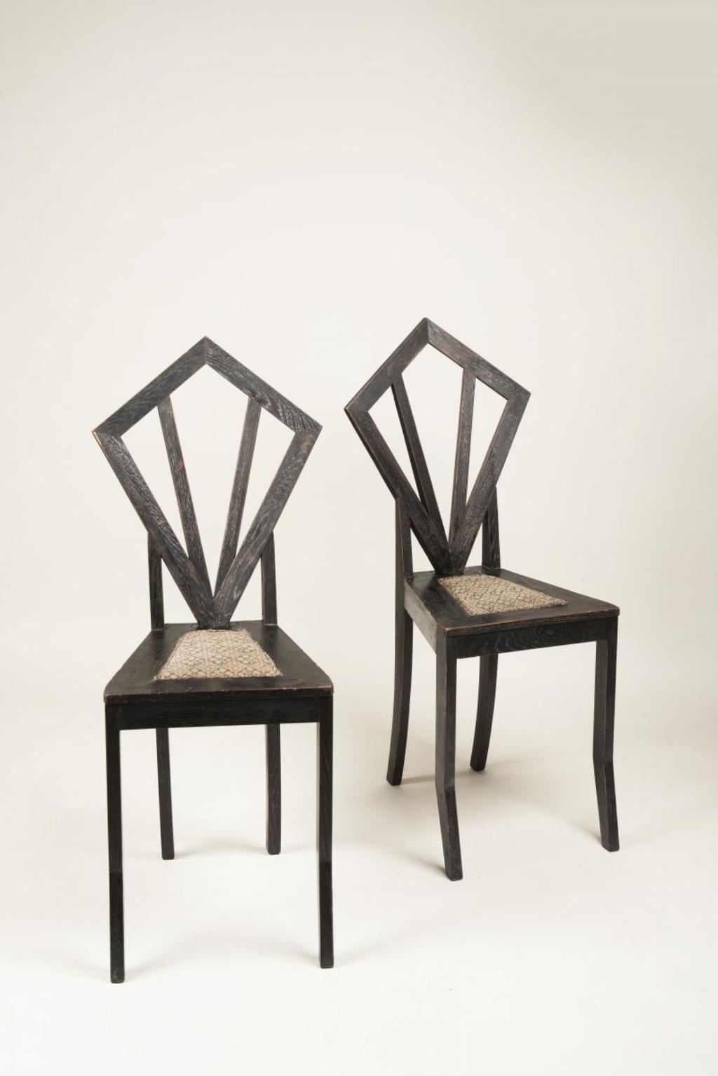 6/ Pavel Janák: dvě kubistické židle, 1912 černě mořený dub, 103,5 x 39 x 42 cm dosažená cena: 396 800 Kč Arthouse Hejtmánek 30. 11.