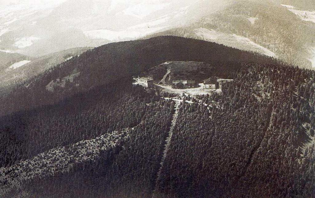 dřevěná žaluziová budka, slunoměr (11 1933-01 1942) srážkoměr,
