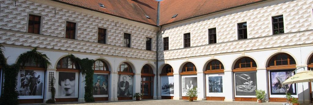 50 před hotelem Muzeum fotografie a moderních