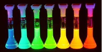svítí - chemiluminiscenční, fotoluminiscenční