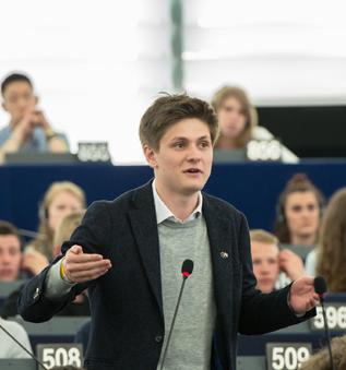 Euroscola Euroscola umožňuje studentům vidět rozhodovací proces v Evropské unii zblízka v dynamickém a mnohojazyčném prostředí.