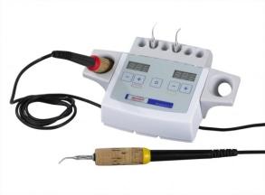 Elektricky vyhřívaný modelovací nůž s displejem pro přesné nastavení teploty koncovky.