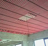STROPNÉ SÁLAVÉ SYSTÉMY REHAU Inovatívne technológie pre váš komfort Stropná plocha v mokrom vyhotovení Rúrky RAUTHERM S 10,1 x 1 mm sú upevnené do húževnatých fixačných líšt a