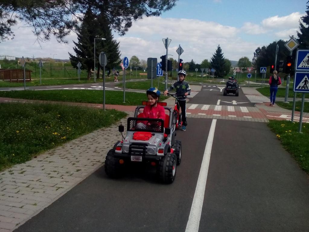 Celý výchovný program byl ukončen zkouškou cyklisty, kdy žáci po splnění testů a jízd podle pravidel silničního provozu, získali PRŮKAZ CYKLISTY.