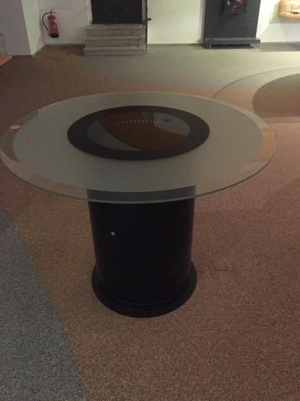 28. Kulatý černý stolek se sklem na přikrytí, (slouží k