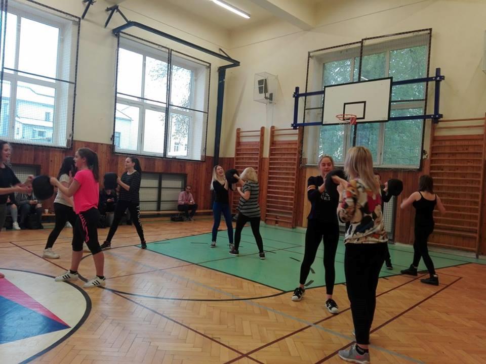 Dne 19. 4. 2017 proběhl na SOŠ Ahol kurz sebeobrany Krav Maga pod záštitou zkušených instruktorů.