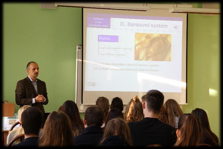 V rámci dvou poutavých přednášek pod názvy Měnová politika a Co zajišťují banky v praxi jsme se dozvěděli zajímavosti nejen z historického pohledu vývoje peněz, jejich výroby, ochranných prvků,