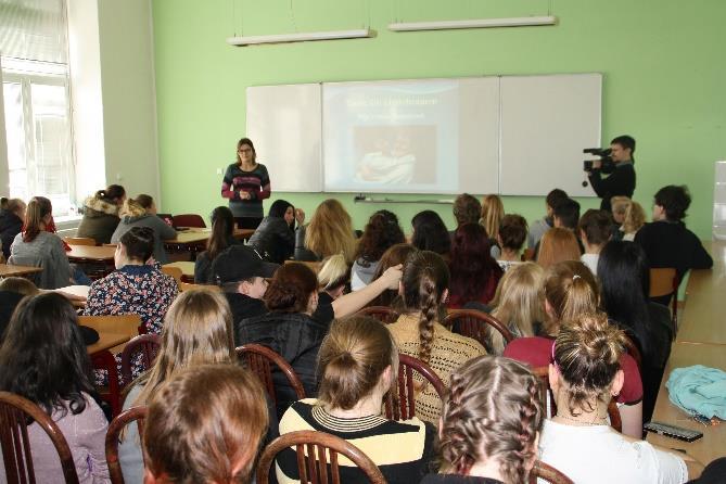 Lenka Skaunicová, se účastnili žáci AHOL SOŠ, převážně oborů Ošetřovatel a Sociální činnost (60 studentů).