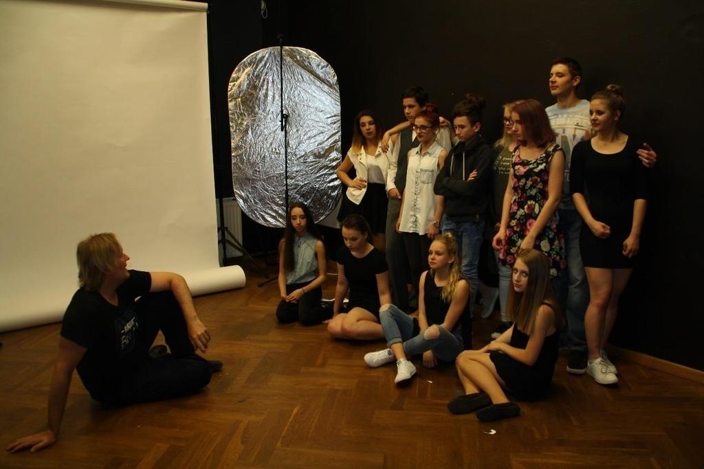 Emílie Lukášové tak měla možnost se pod vedením známého fotografa a současně i vyučujícího na AHOL SOŠ Mariana Mrózka seznámit s technikou fotografování a vyzkoušet si práci v ateliéru a to jak před