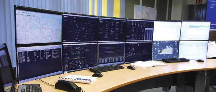 Obsluhu jeho vysoce komplexní logistické sítě řídí operátor prostřednictvím sestavy s mnoha monitory, na které se zobrazují záznamy z kamer, interaktivní mapy a provozní diagramy přístavu.