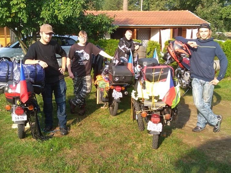 září v 8 hodin se snažíme nastartovat stroje a vyrážíme z Pastvin po směru hodinových ručiček okolo hranic. Za městem Králíky to bereme zkratkou přes Polsko. Netrvá dlouho a jsme ztraceni.