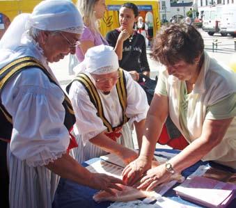 Liga proti rakovině Praha /// Výroční zpráva 2011 mocnění a snižující se úmrtnost nám dávají za pravdu a utvrzují nás v tom, že naše práce není nesmyslná a že i toto zdlouhavé vytrvalé úsilí nese