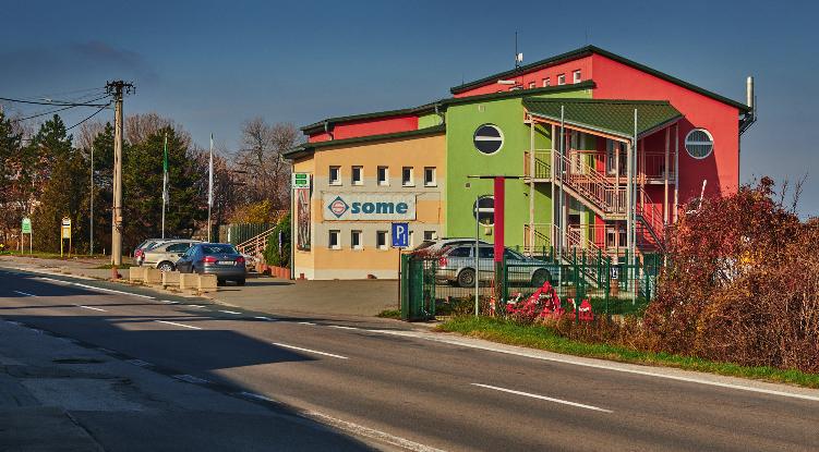 Základné údaje o nehnuteľnosti Dispozičné riešenie polyfunkčného domu Dispozičné riešenie budovy Budova má obdĺžnikovú pôdorysnú stopu a svojim priestranným a dispozičným riešením, ako aj výhodnou