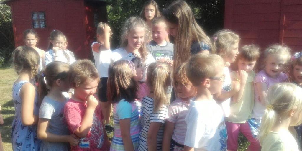 FARNÍ DEN Farní den se velmi vydařil. Bylo radostné vidět na padesát dětí od miminek až po puberťáky, jak se prohánějí po farní zahradě.